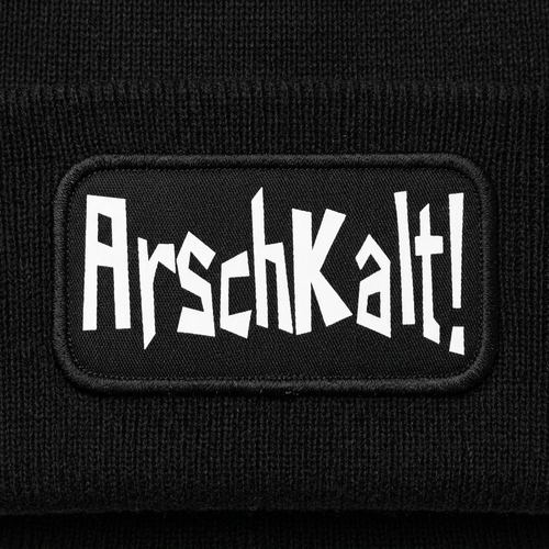 Digital bearbeitete Detailansicht: weißer ArschKalt!-Schriftzug auf schwarzem Patch
